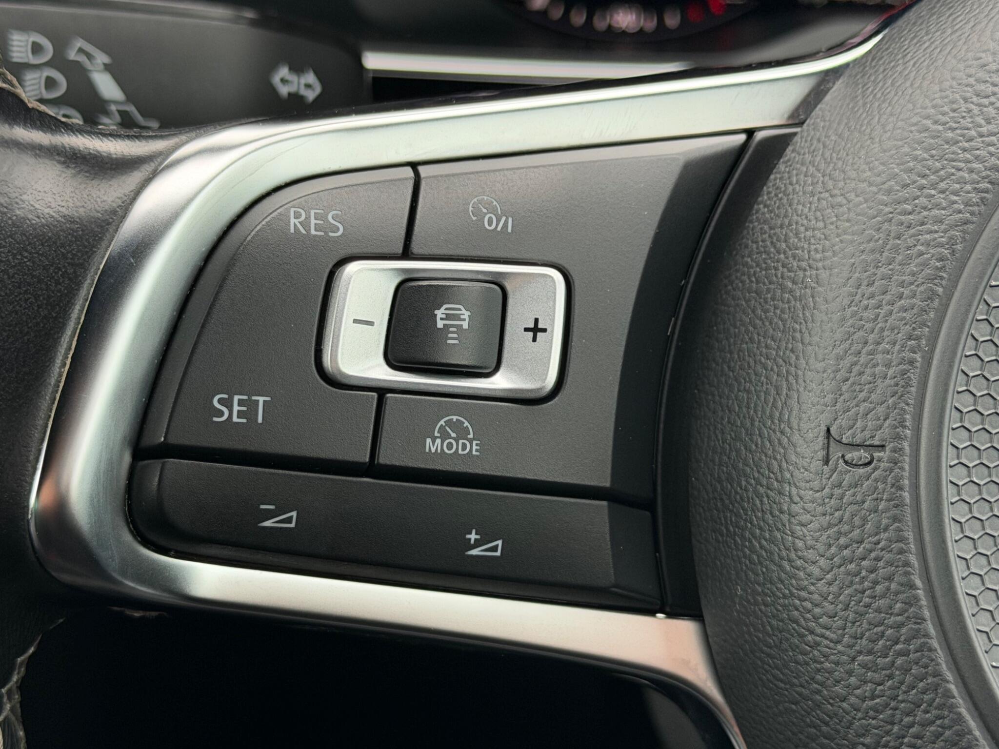 Volkswagen Passat - Image 25