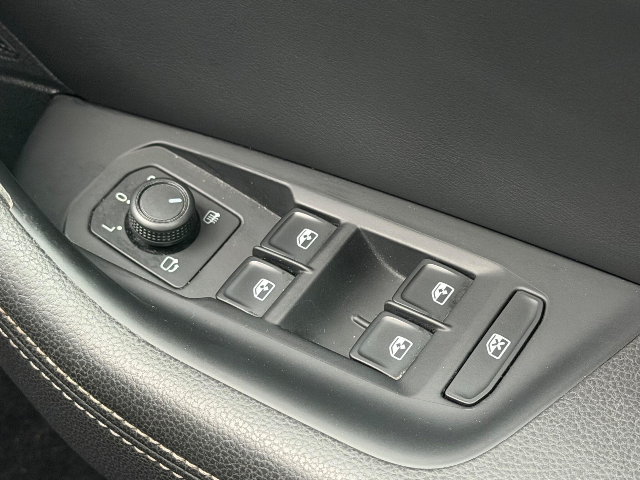 Volkswagen Passat - Image 29