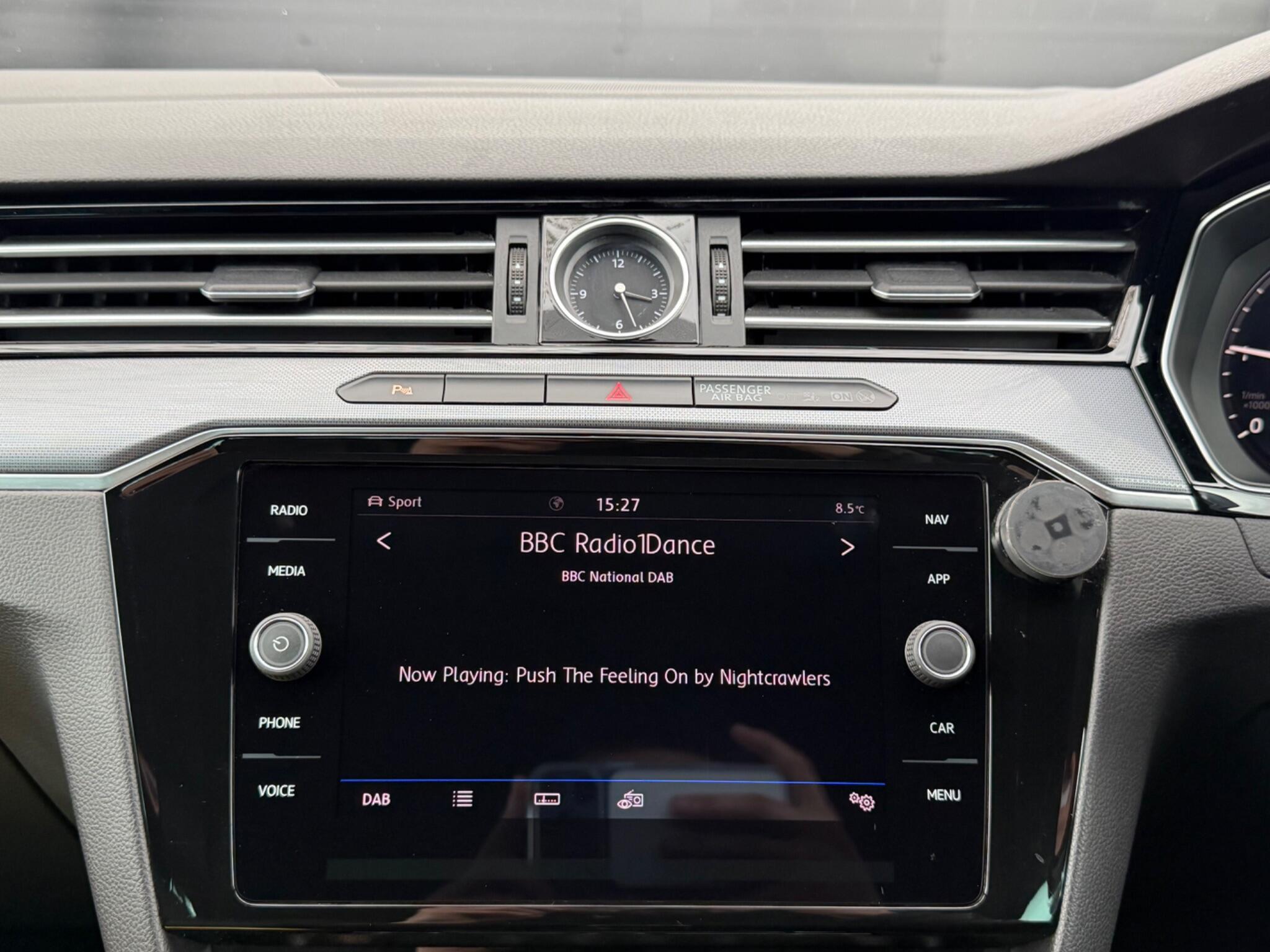 Volkswagen Passat - Image 34