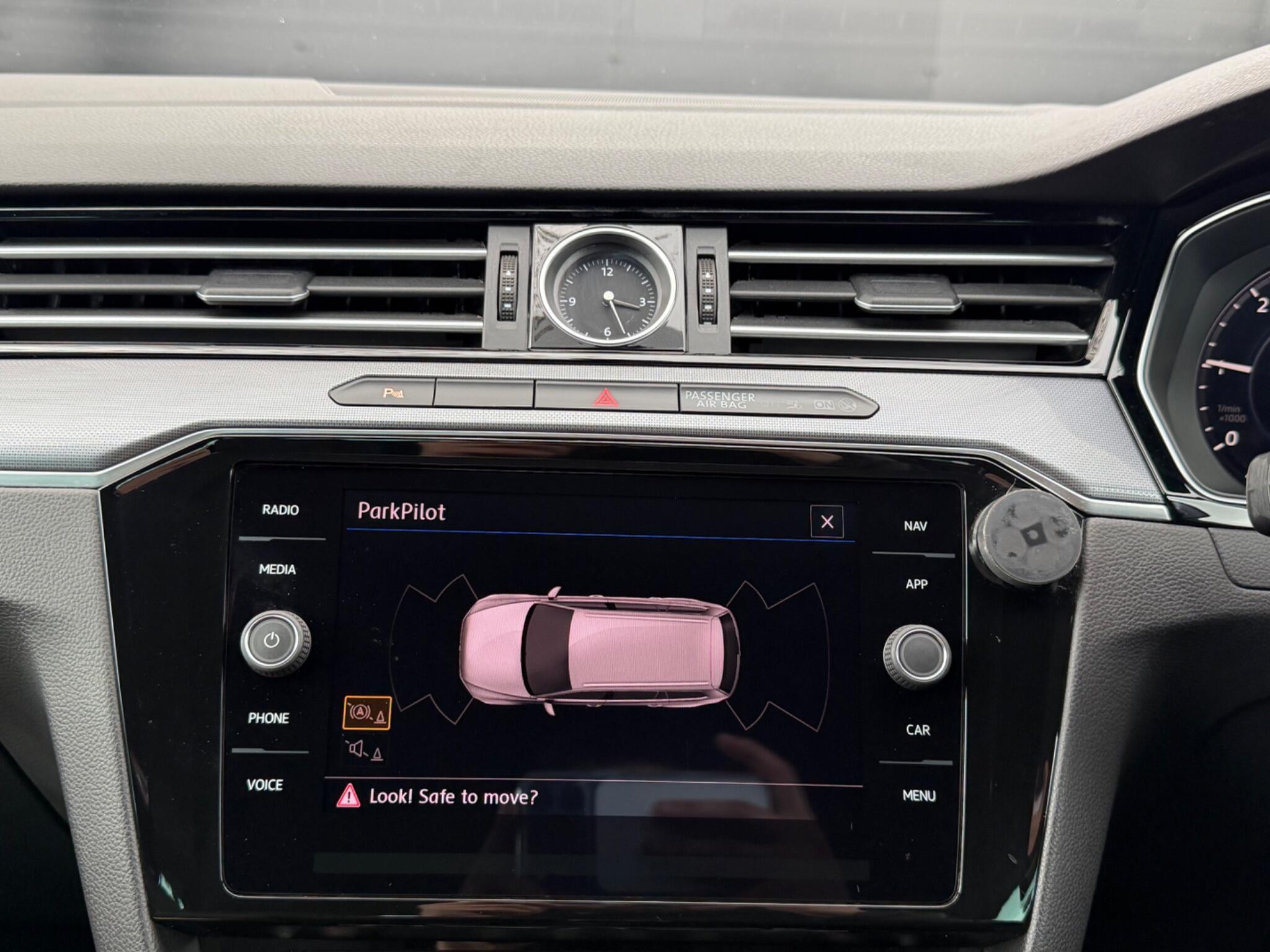 Volkswagen Passat - Image 35