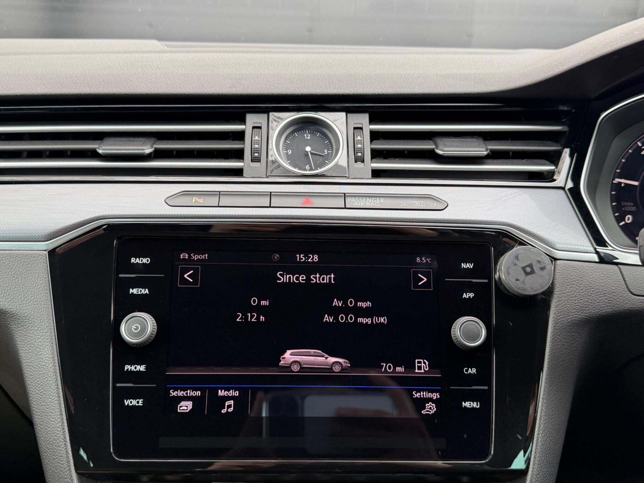 Volkswagen Passat - Image 40