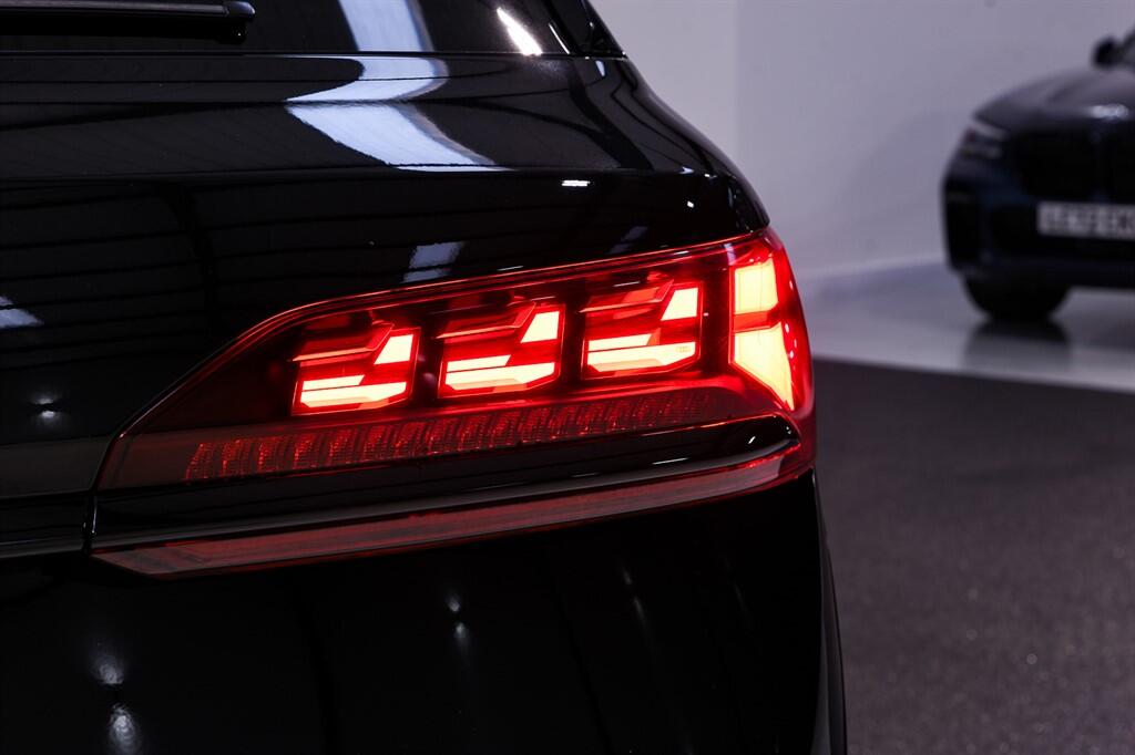 Audi SQ7 - Image 11