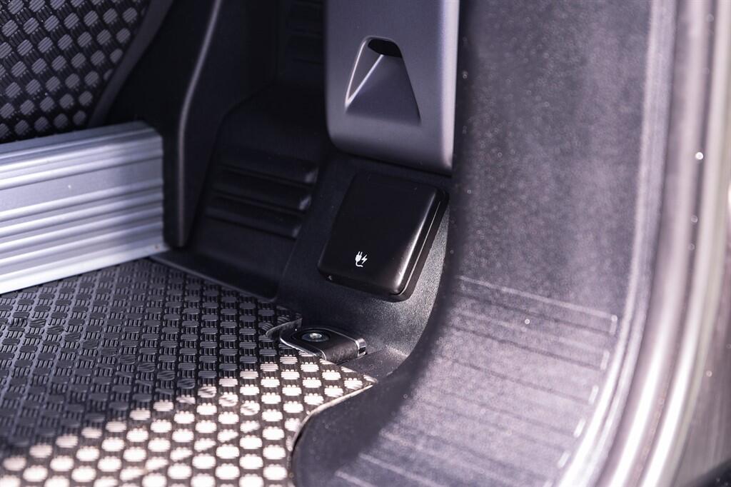 Land Rover Defender 90 - Image 39