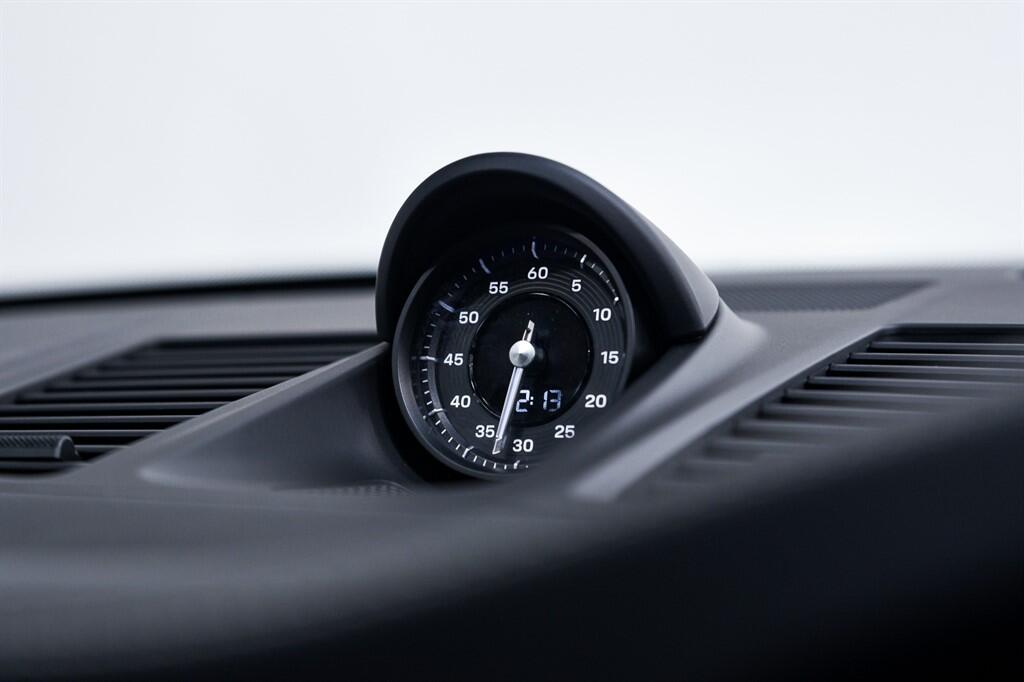 Porsche 911 - Image 32