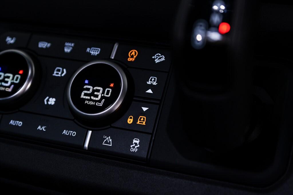 Land Rover Defender 90 - Image 32