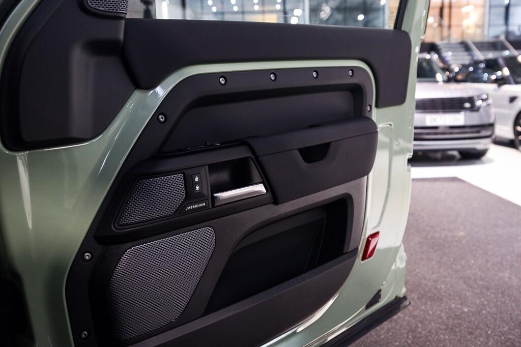 Land Rover Defender 90 - Image 35