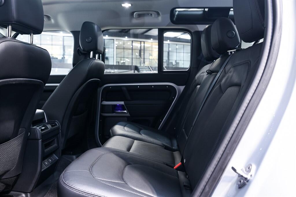 Land Rover Defender 110 - Image 17