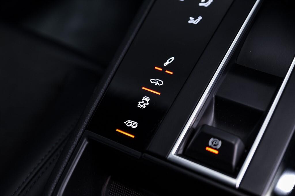 Porsche Macan - Image 25