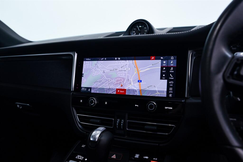 Porsche Macan - Image 28