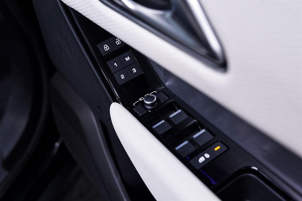 Land Rover Range Rover Velar - Image 31