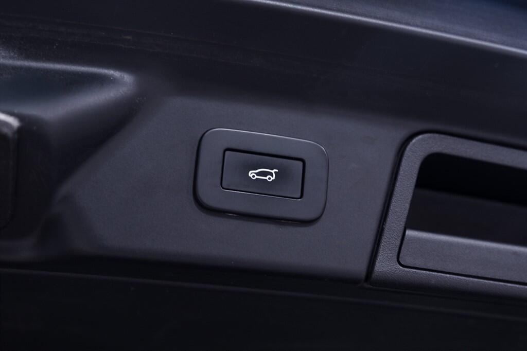 Land Rover Range Rover Velar - Image 32