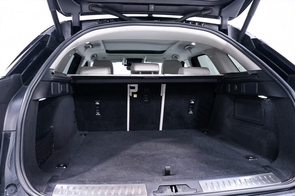 Land Rover Range Rover Velar - Image 33