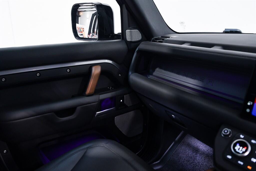 Land Rover Defender 130 - Image 24