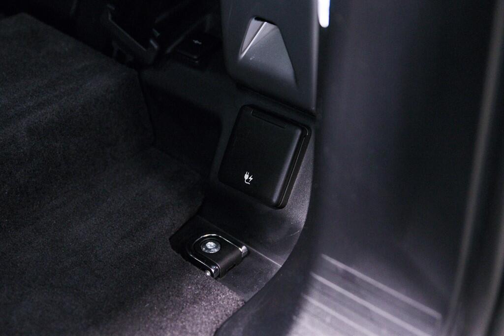 Land Rover Defender 130 - Image 46