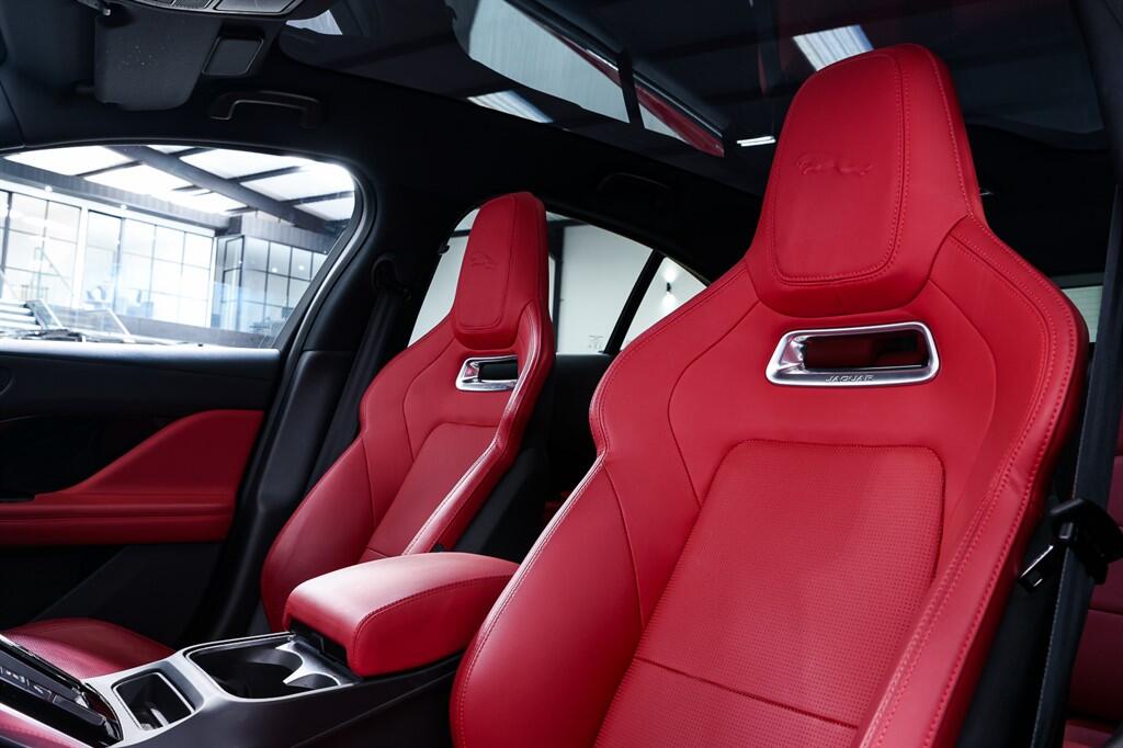 Jaguar I-Pace - Image 15