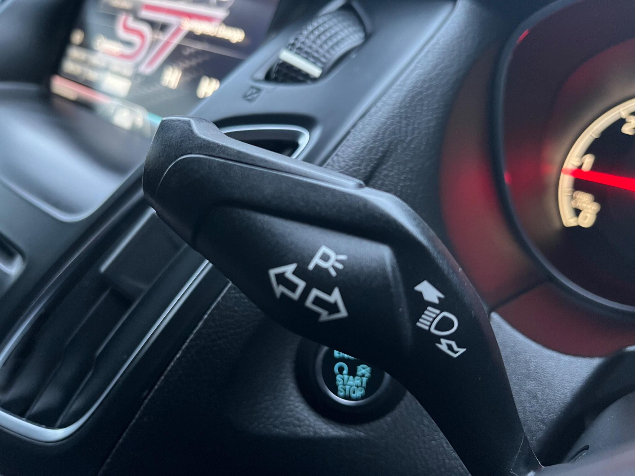 Ford Focus - Image 32