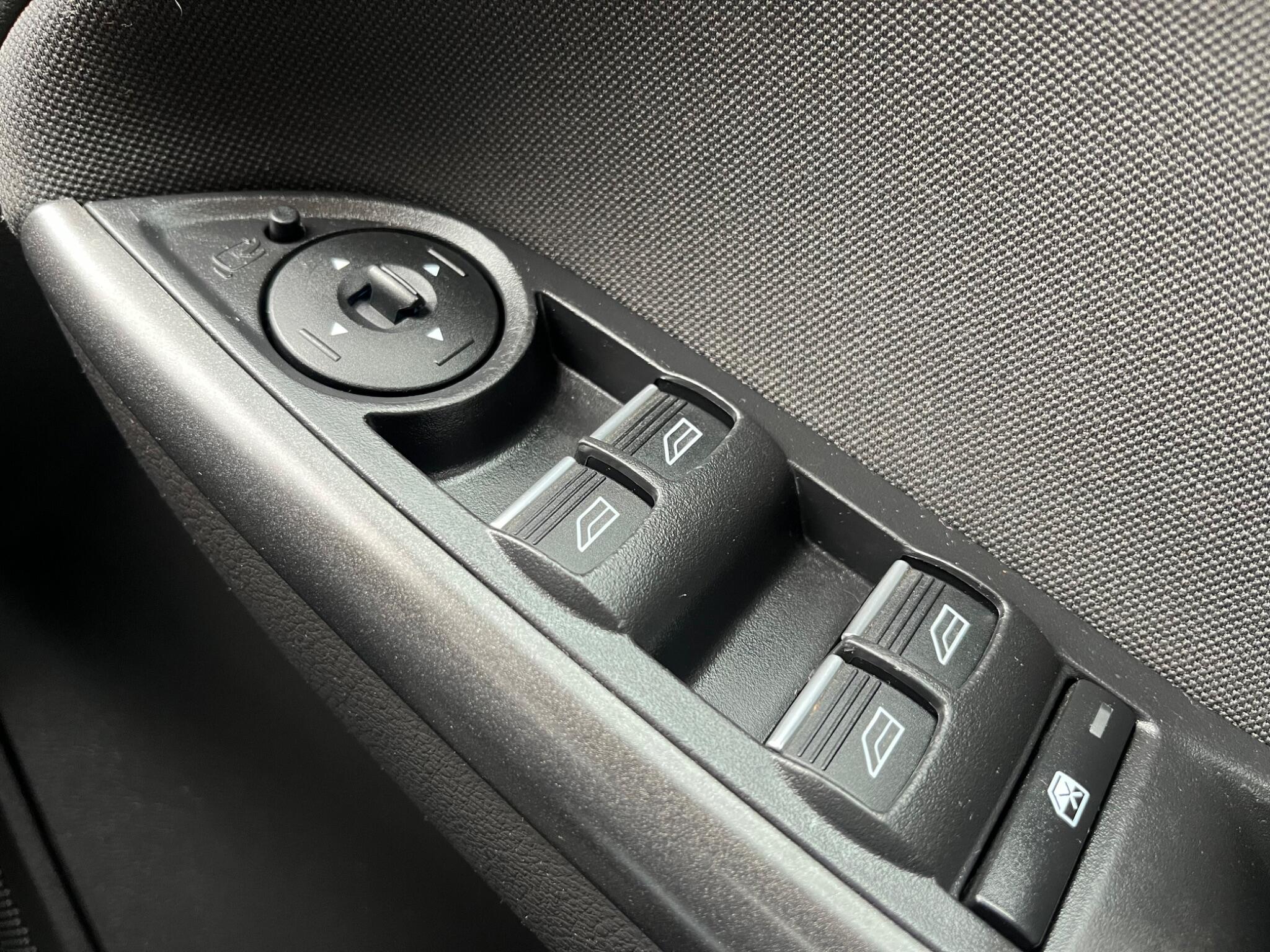 Ford Focus - Image 26