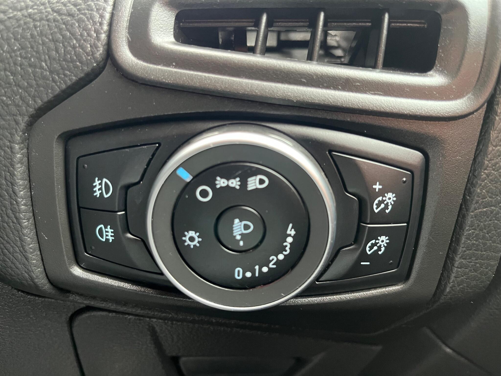 Ford Focus - Image 27