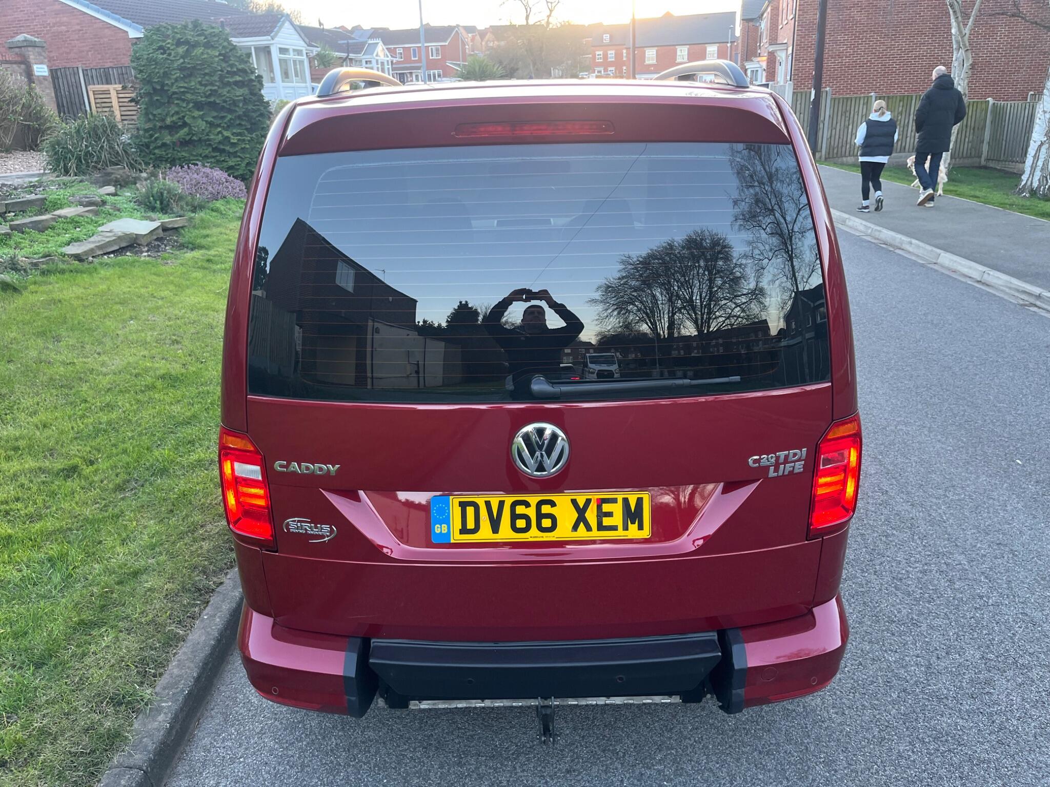 Volkswagen Caddy Life - Image 25