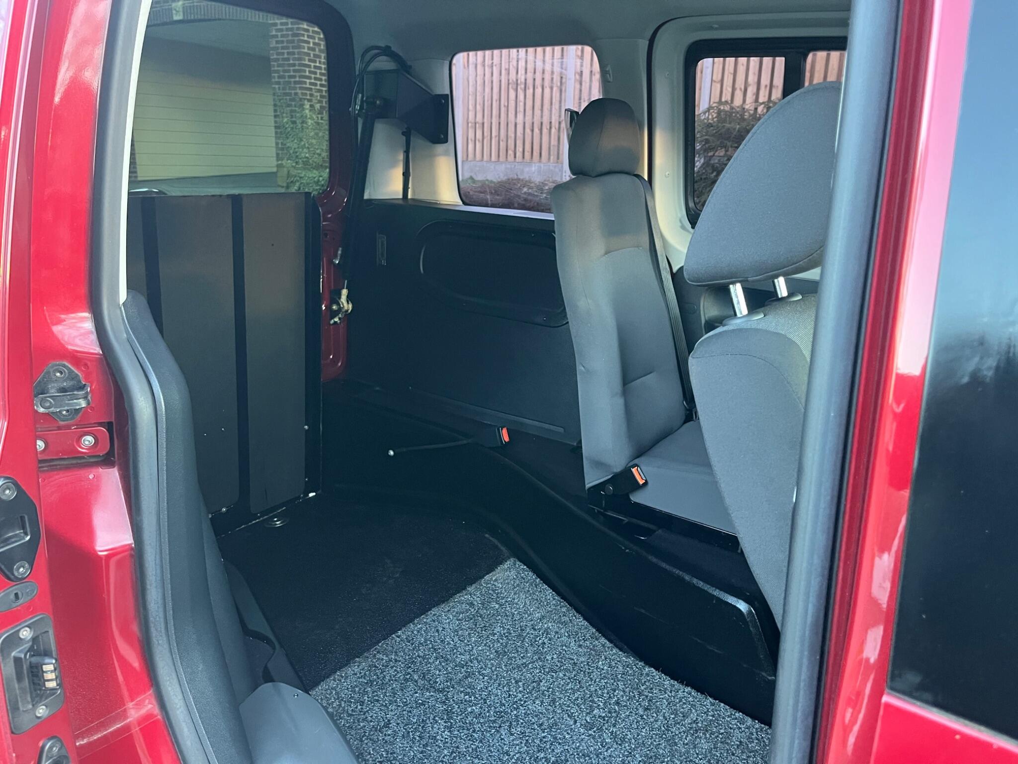 Volkswagen Caddy Life - Image 29