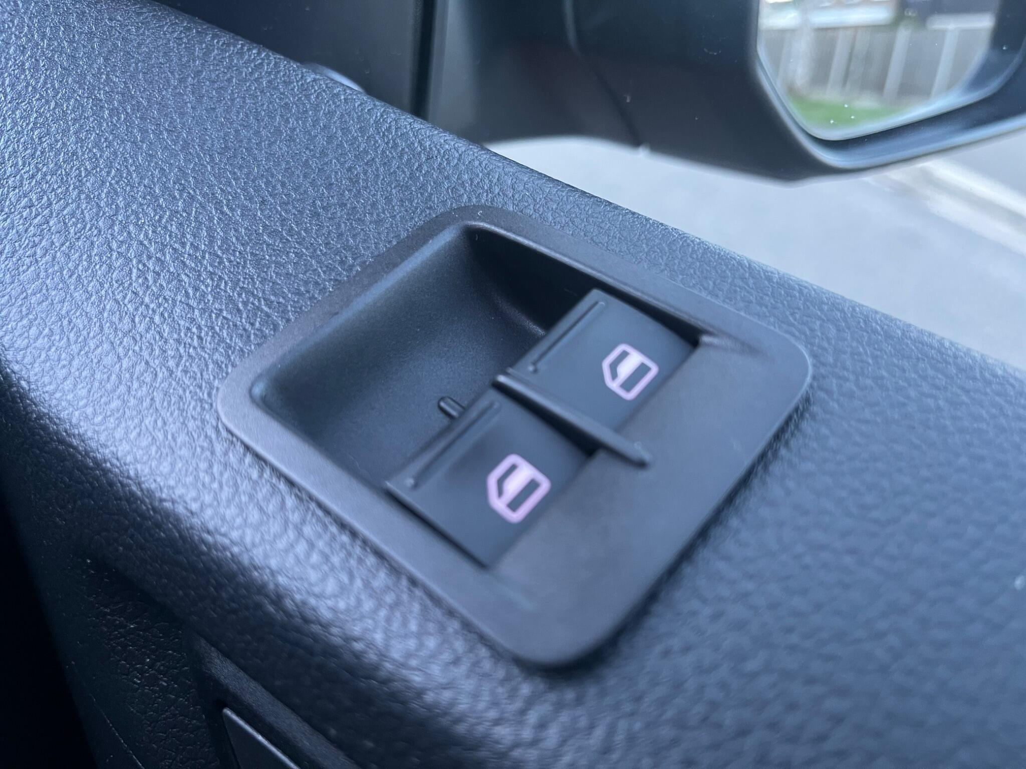 Volkswagen Caddy Life - Image 33