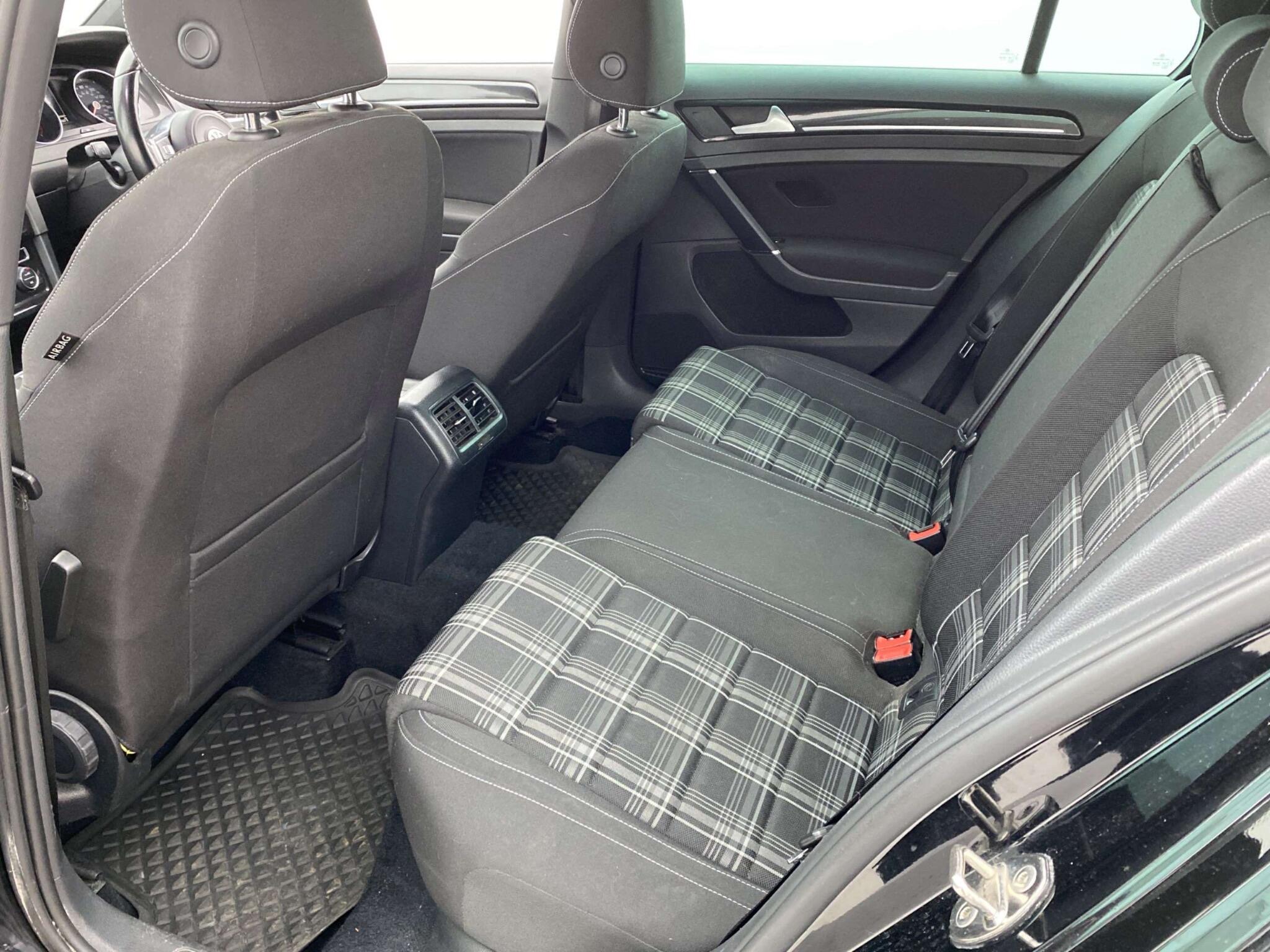 Volkswagen Golf - Image 9