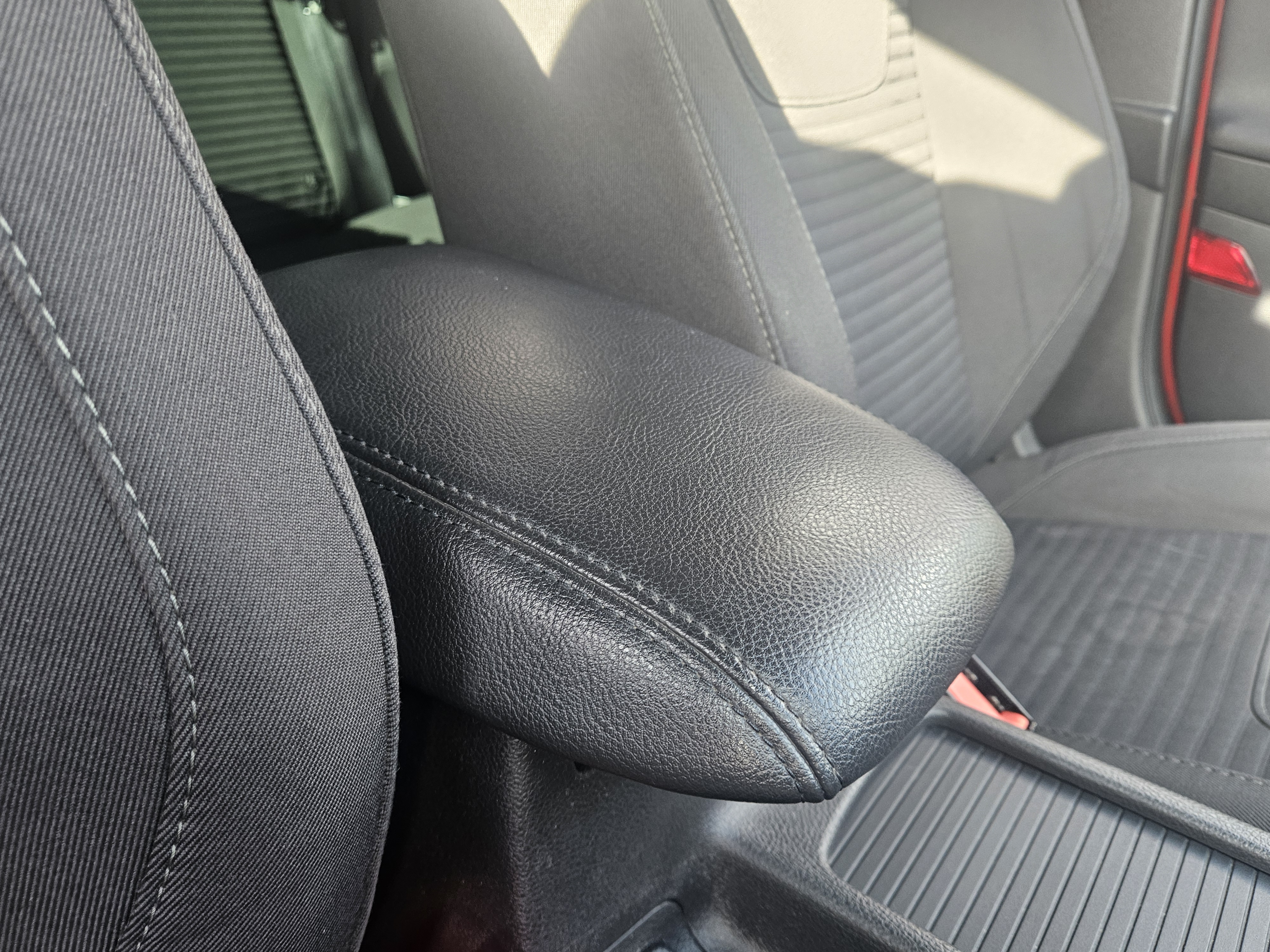 Ford Focus - Image 32