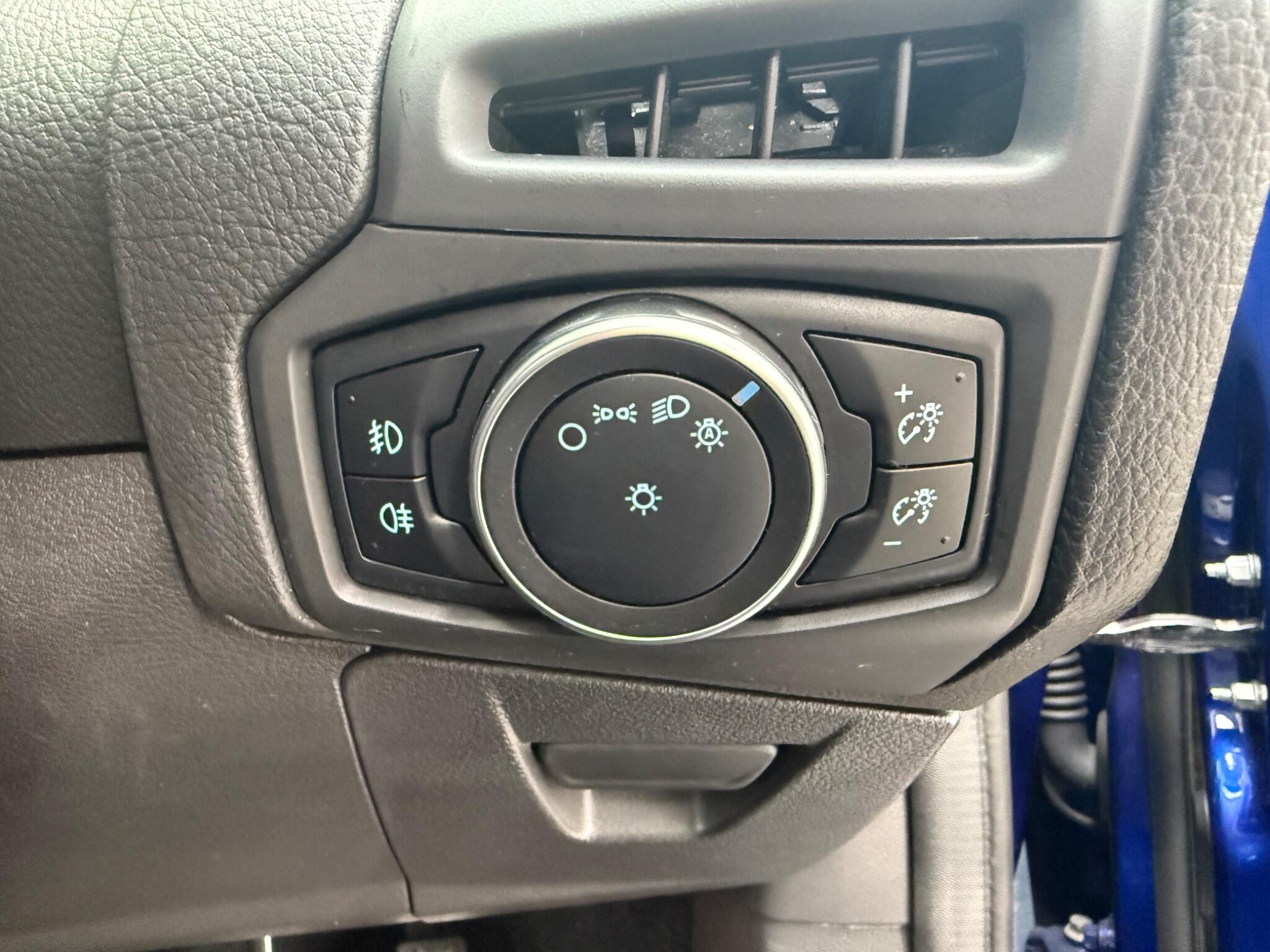 Ford Focus - Image 27