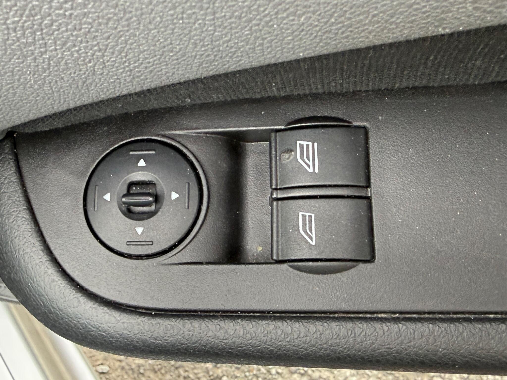 Ford Focus - Image 22