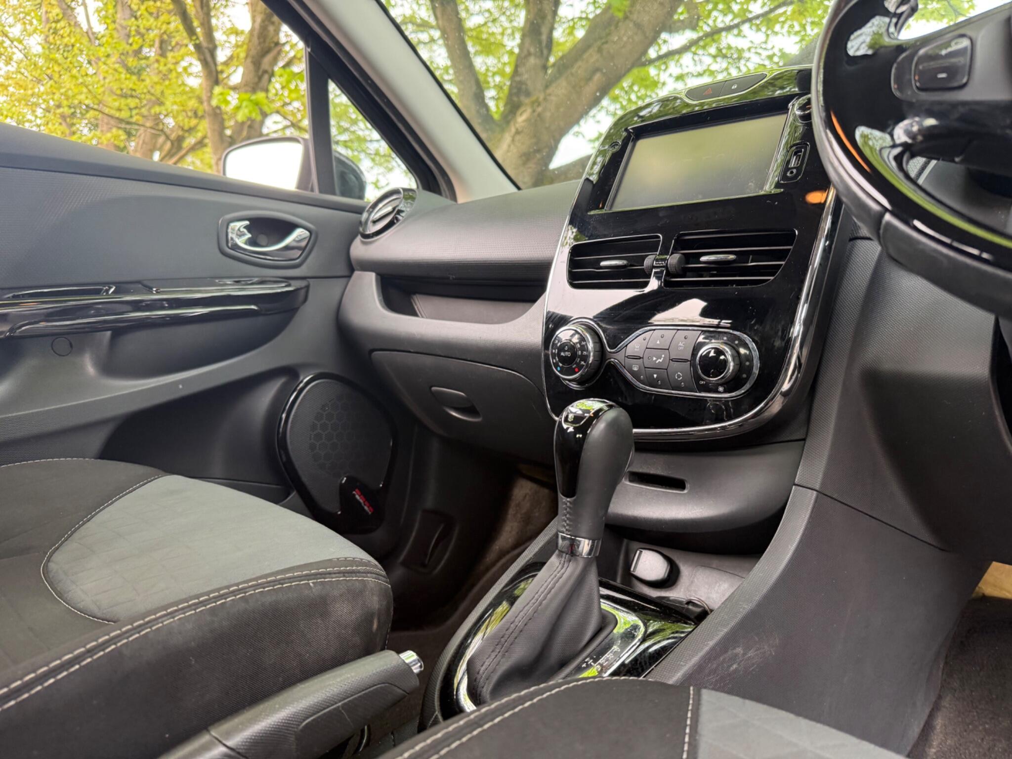 Renault Clio - Image 19
