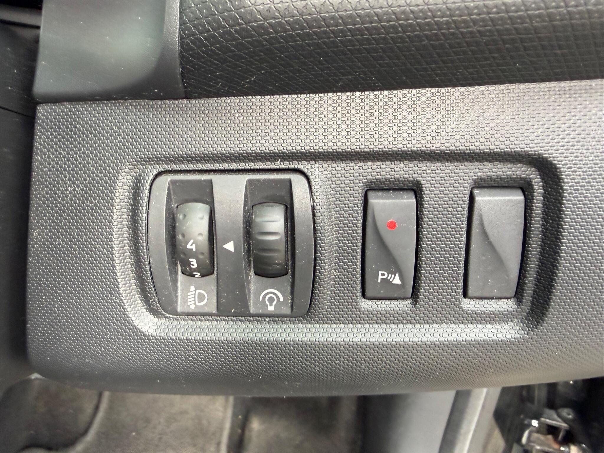 Renault Clio - Image 26