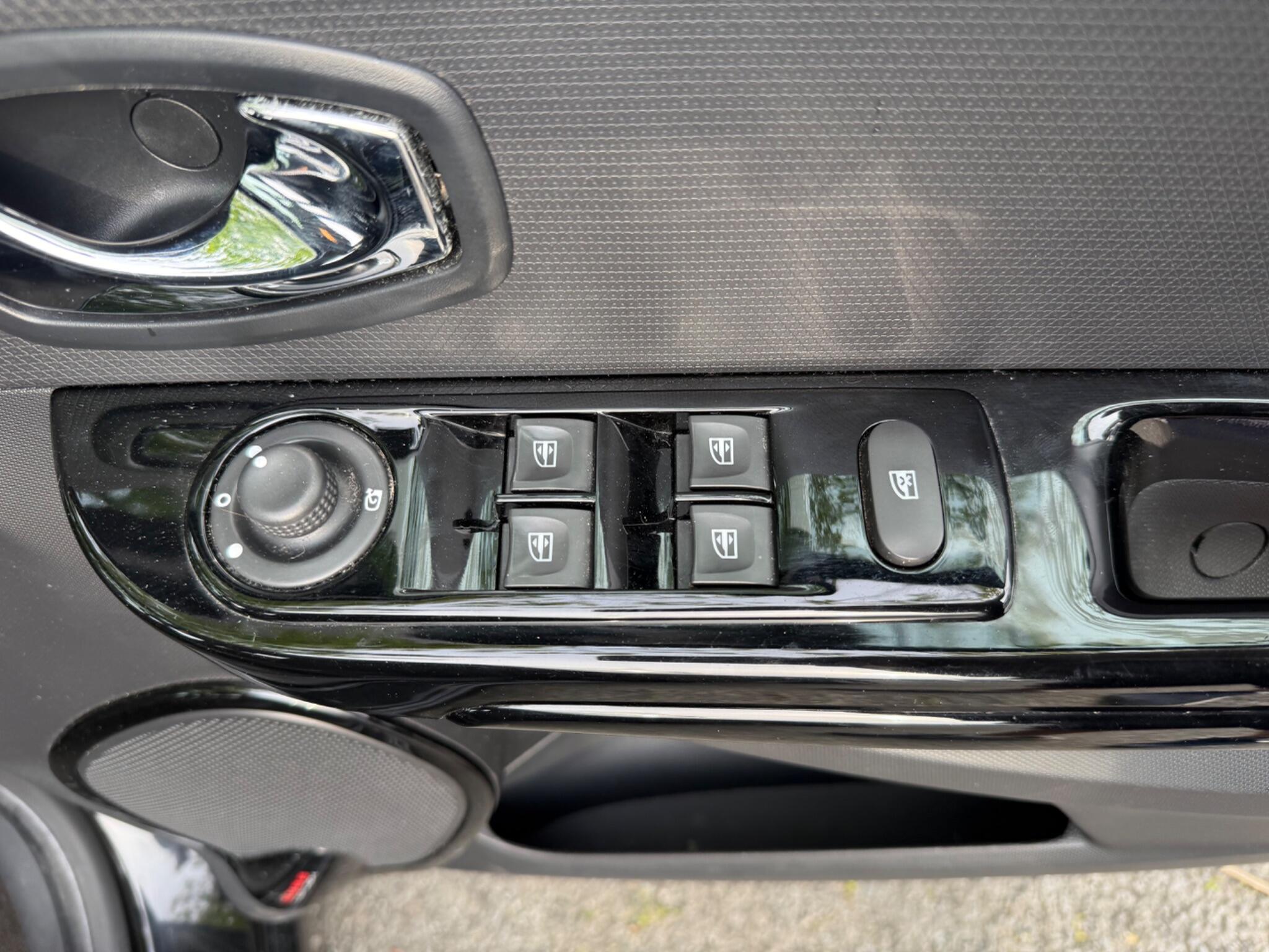 Renault Clio - Image 32