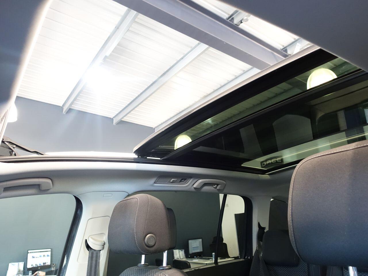 Volkswagen Touran - Image 2