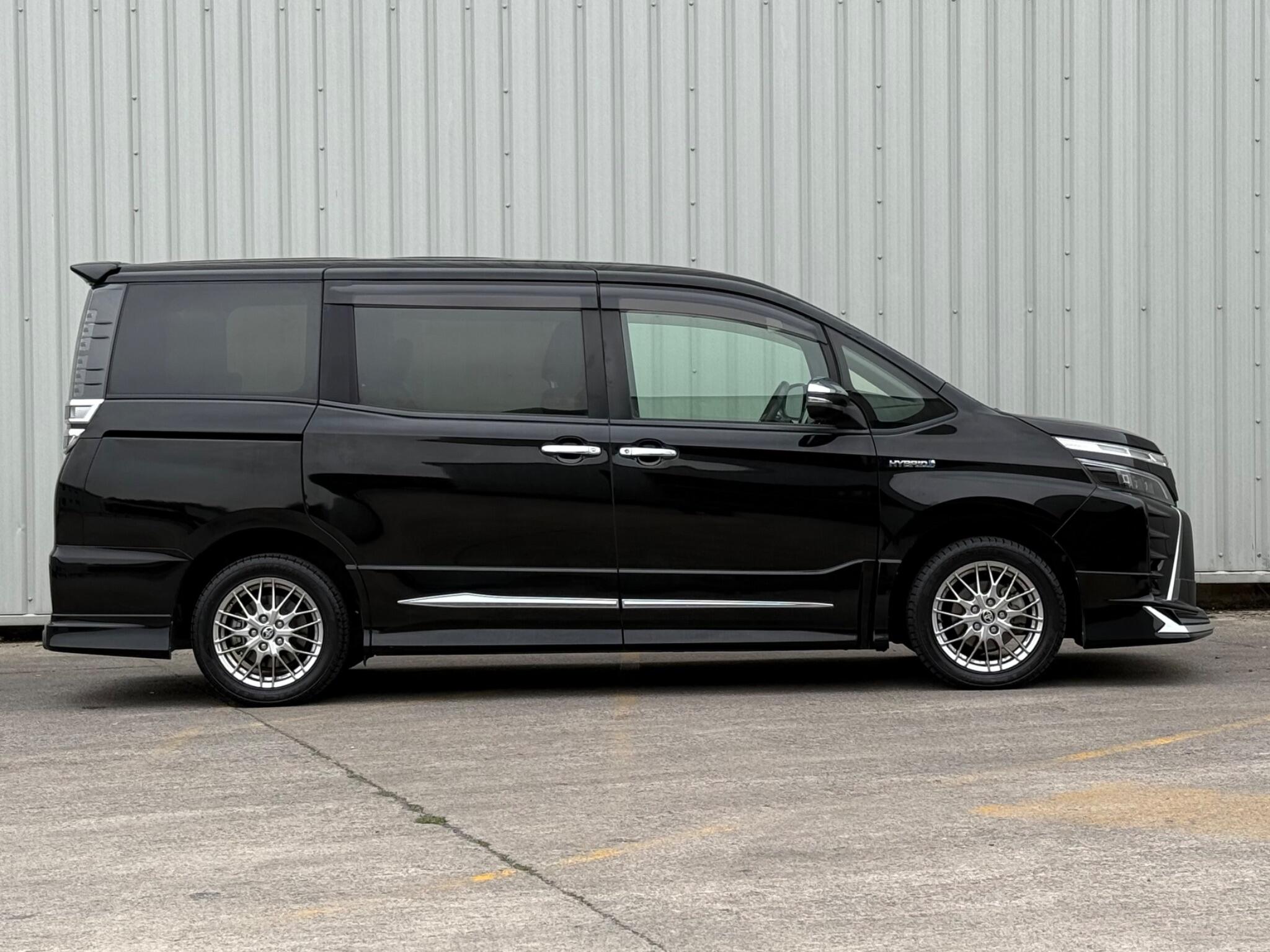 Toyota Voxy - Image 10