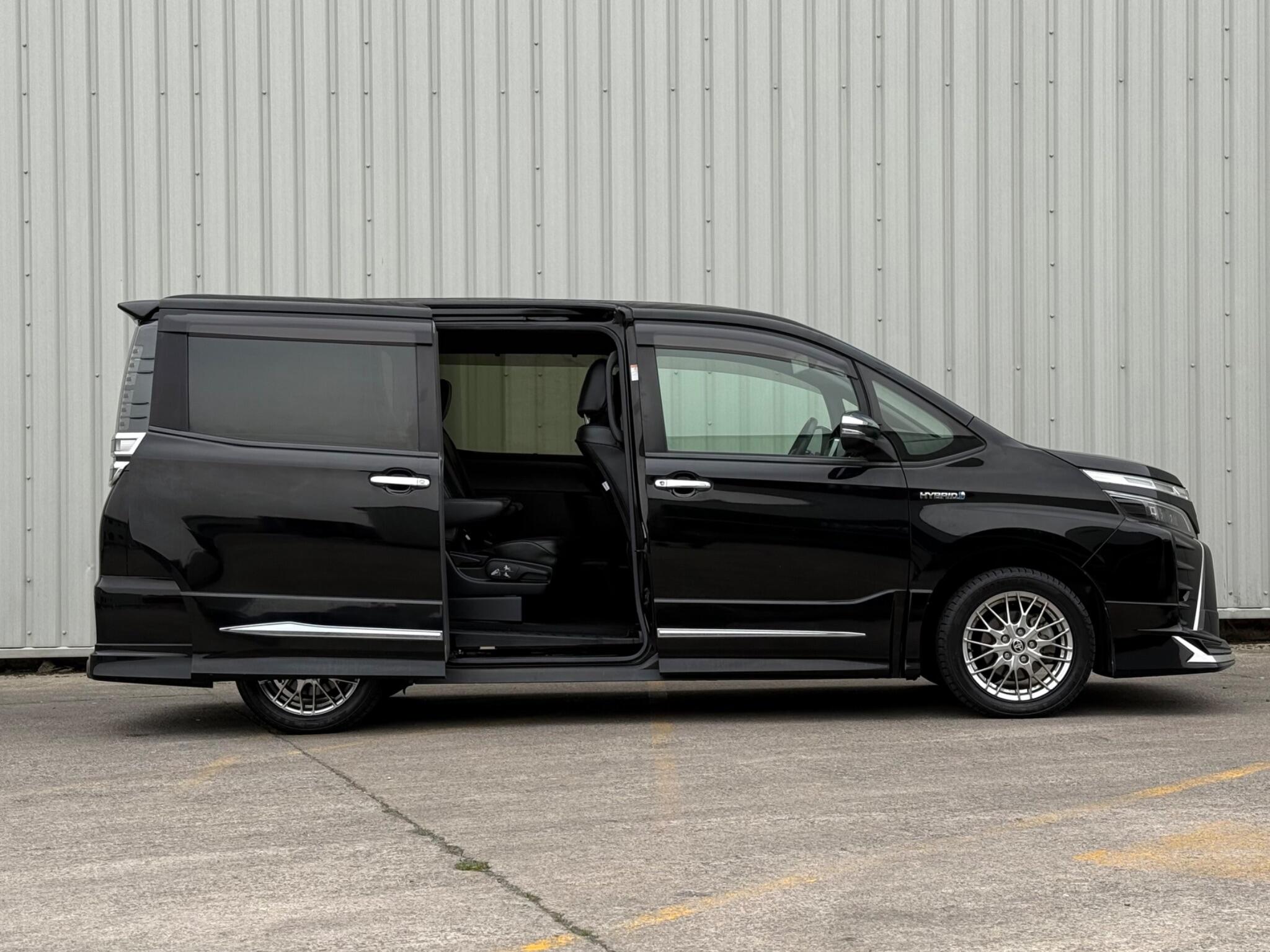 Toyota Voxy - Image 11