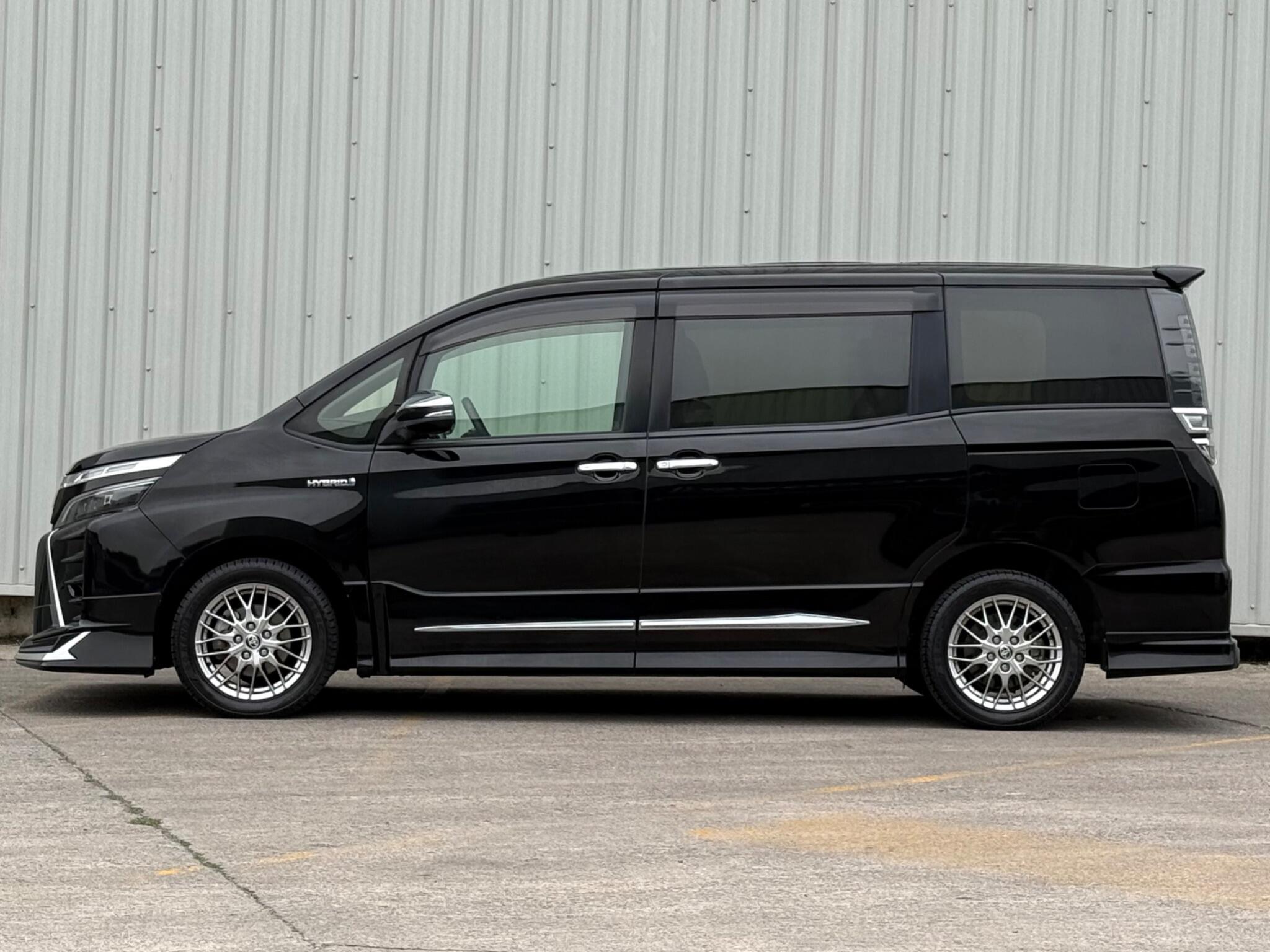 Toyota Voxy - Image 15