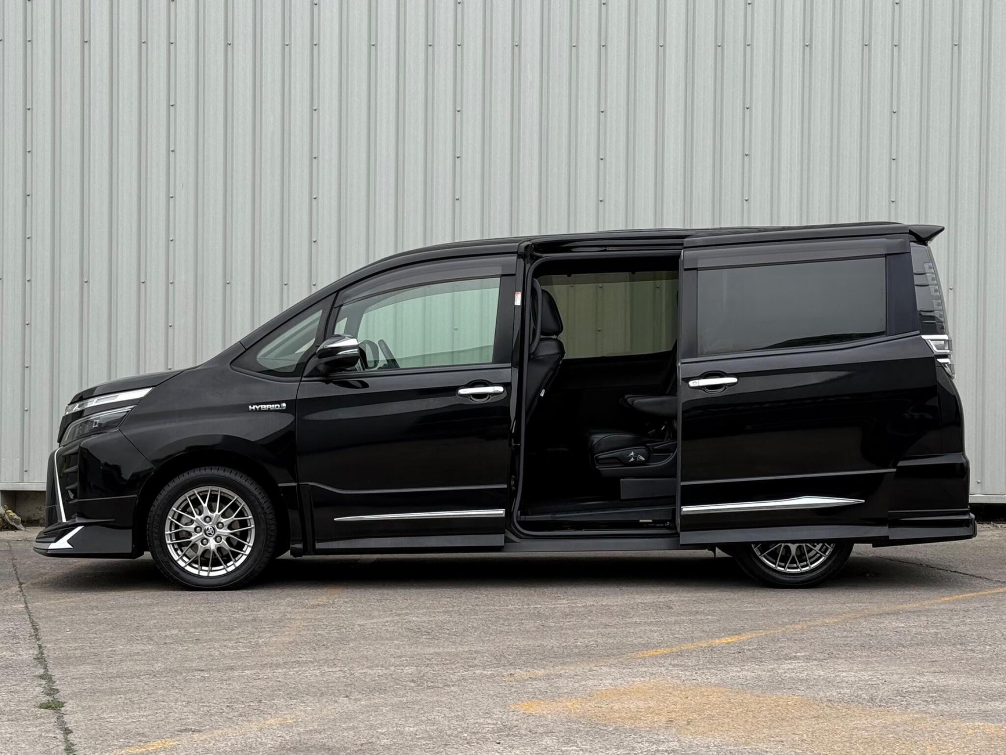 Toyota Voxy - Image 16