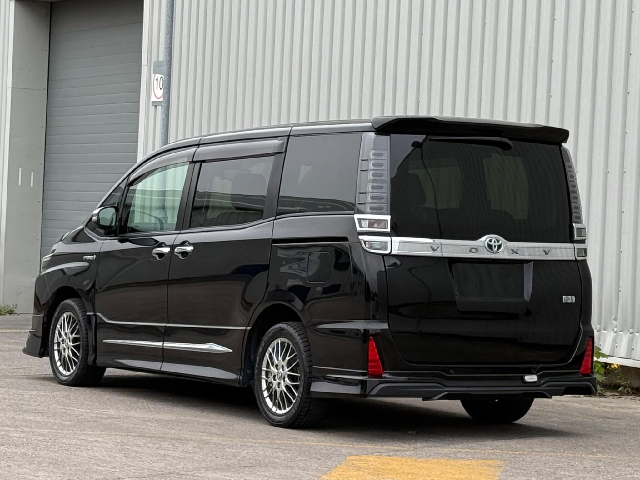 Toyota Voxy - Image 17