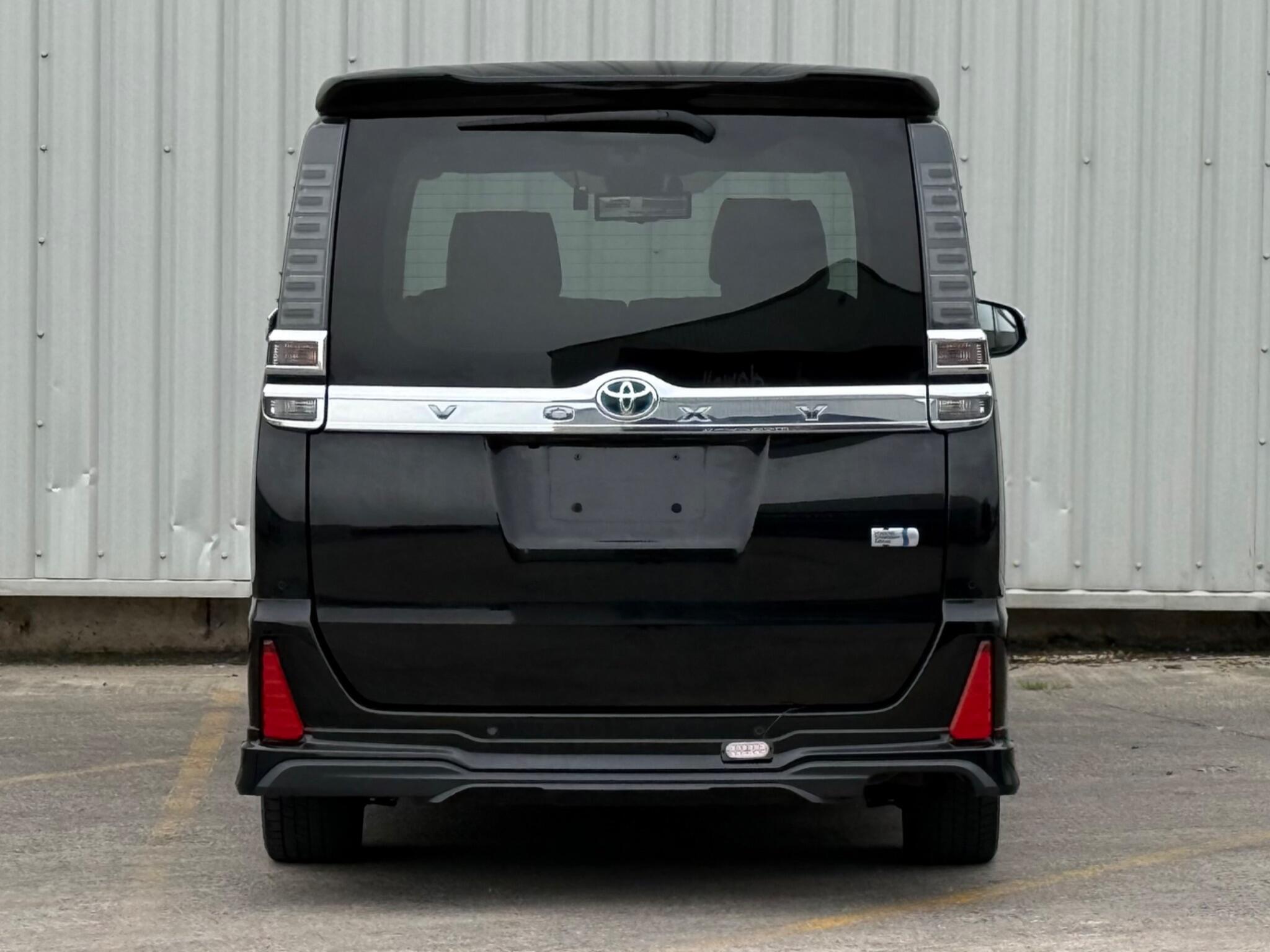 Toyota Voxy - Image 18