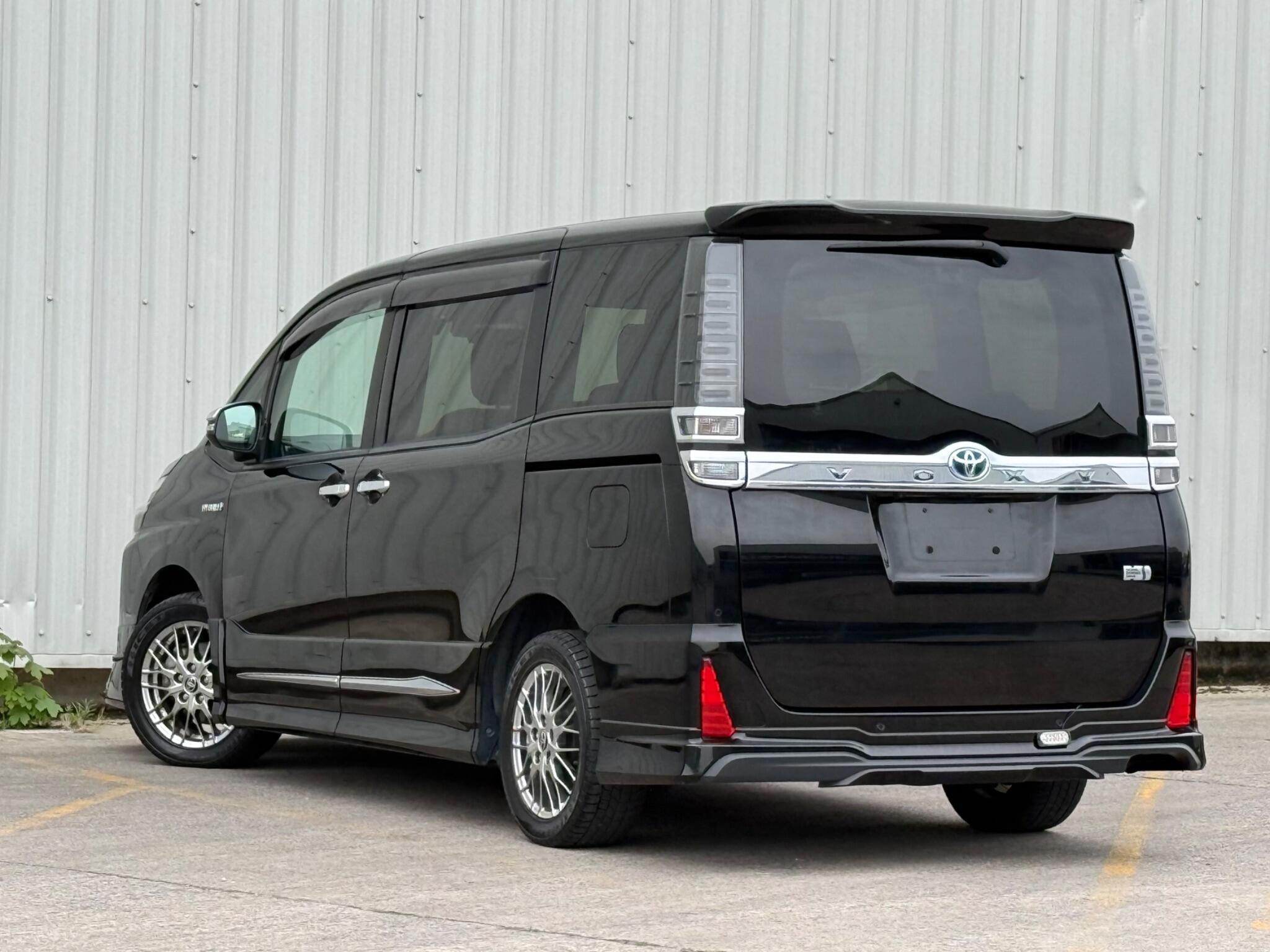 Toyota Voxy - Image 19