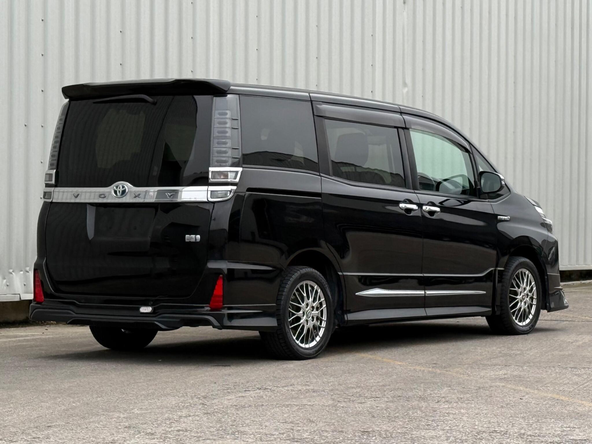 Toyota Voxy - Image 12