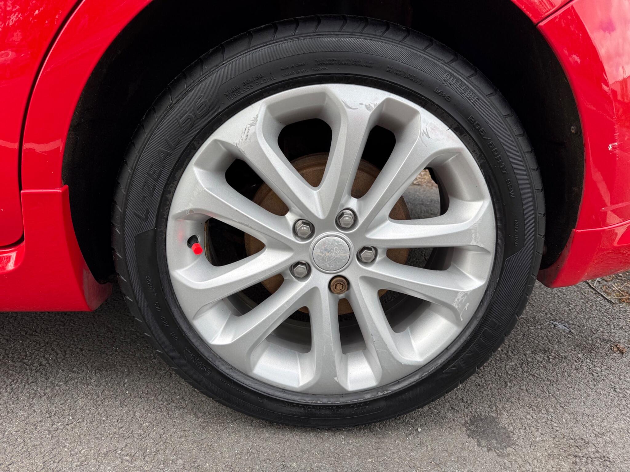 Ford Focus - Image 12