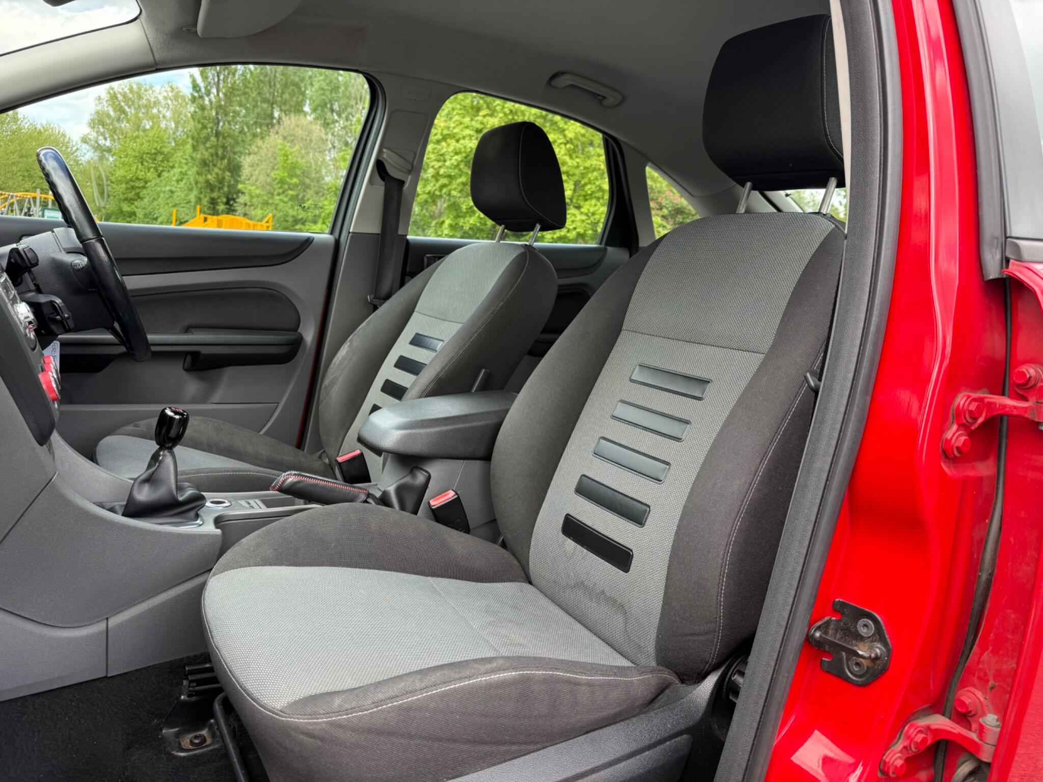 Ford Focus - Image 14