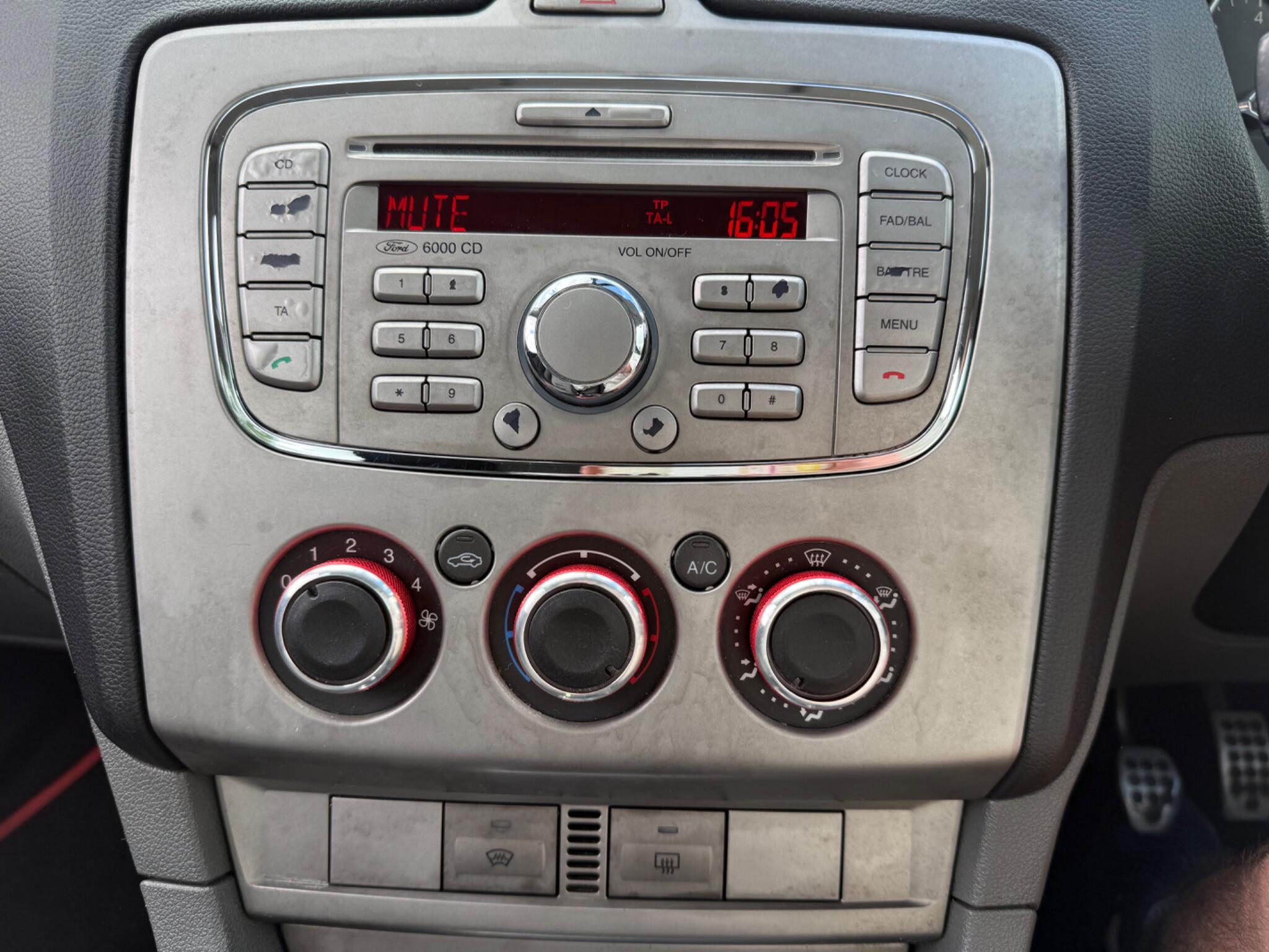 Ford Focus - Image 27