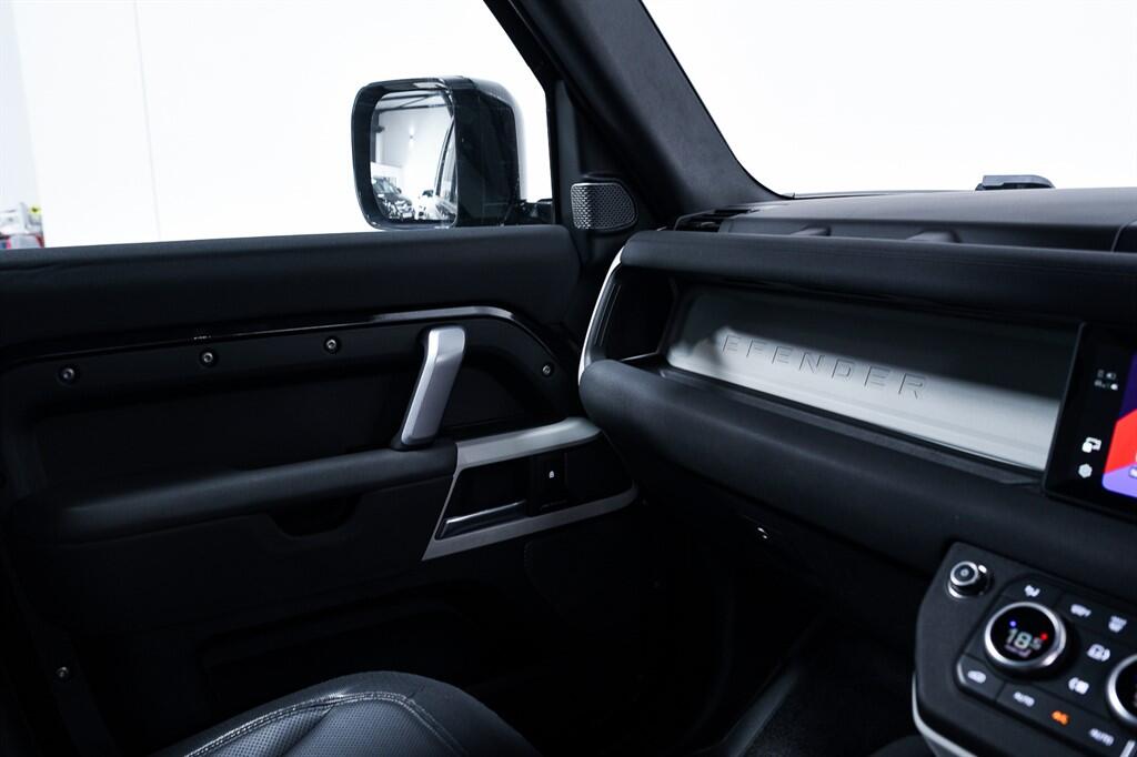 Land Rover Defender 110 - Image 13