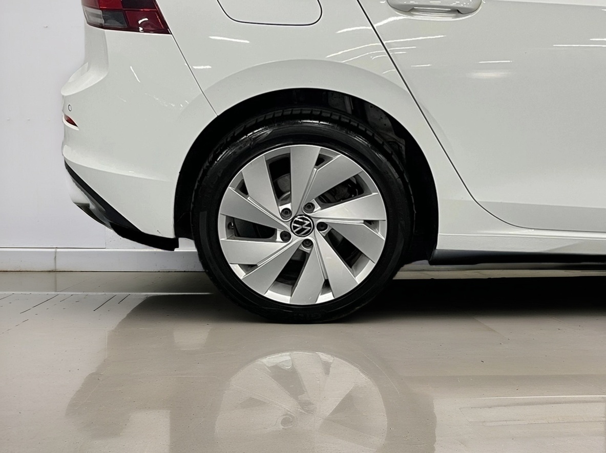 Volkswagen Golf - Image 13