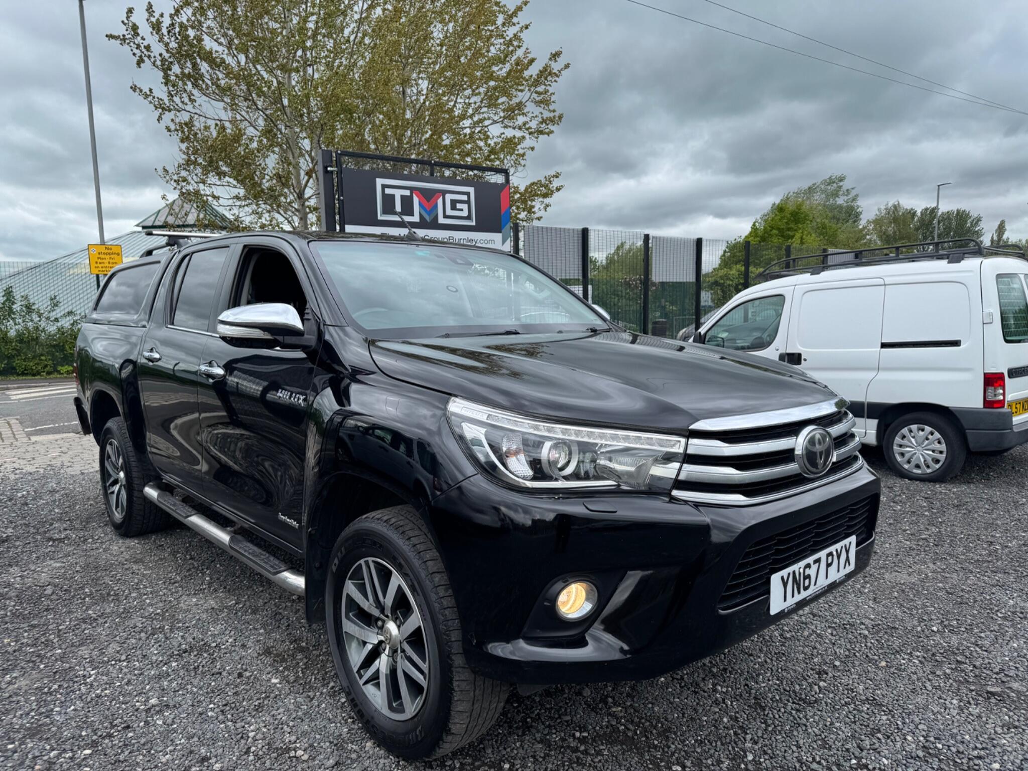 Toyota Hilux - Image 8