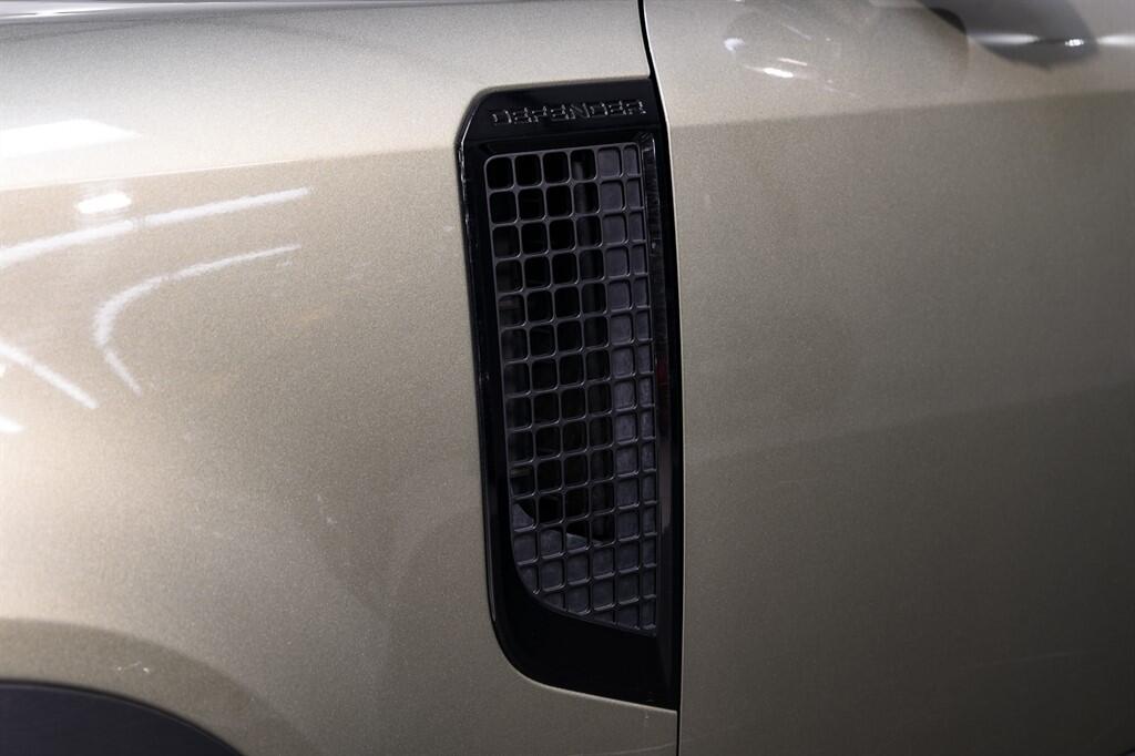 Land Rover Defender 110 - Image 11