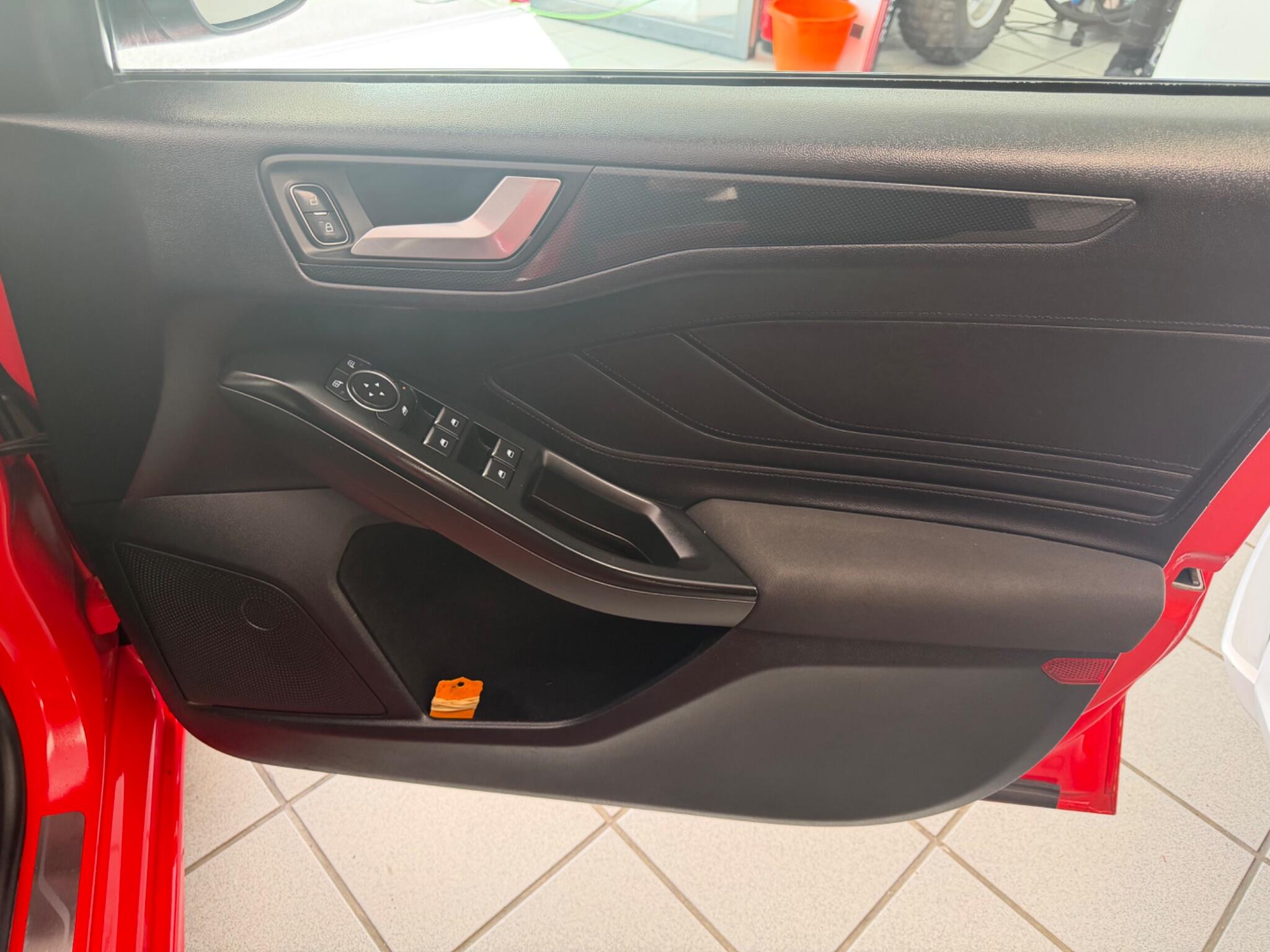 Ford Focus - Image 12