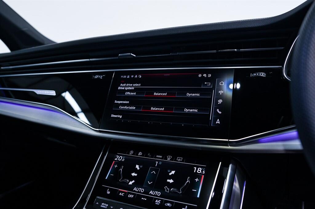 Audi Q7 - Image 12